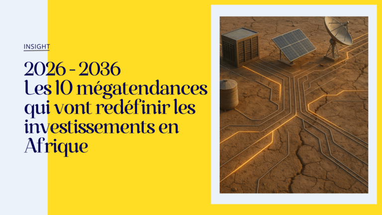 Vue aérienne d’un sol africain aride traversé par des câbles lumineux connectant un panneau solaire, une antenne satellite, un réservoir d’eau et un micro data center.