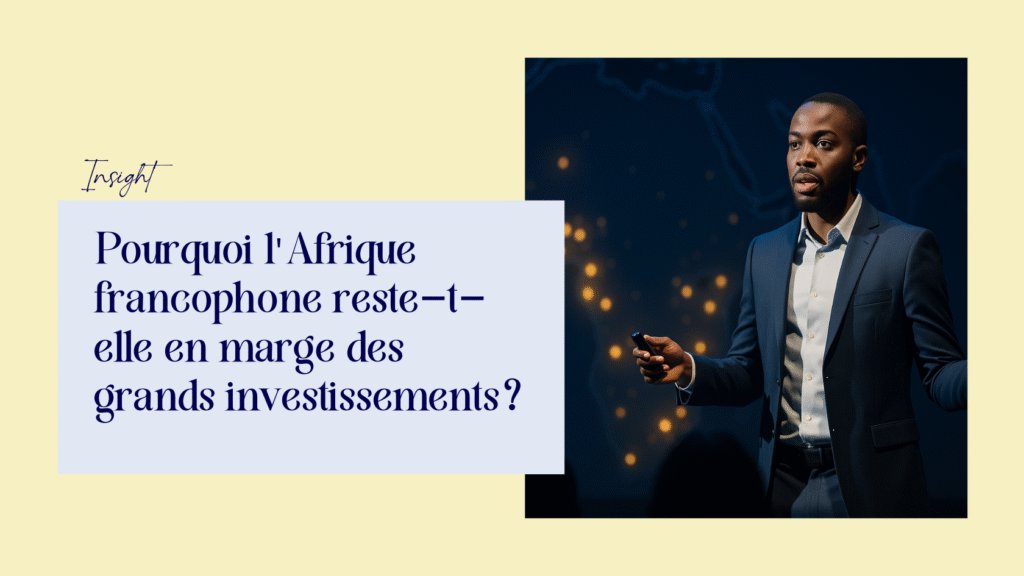 Entrepreneur africain francophone présentant son projet sur scène, avec en arrière-plan une carte de l’Afrique où certaines régions brillent.